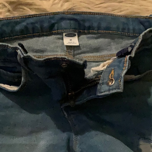 Old Navy distress look denim shorts. Girls size 5t. - Picture 4 of 7